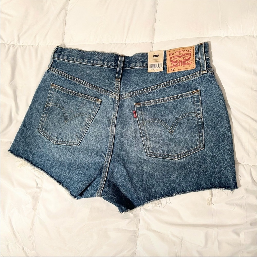 NWT Levi's 501 Original Fit High Rise Distressed Cutoff Jean Shorts Blue Size 33 - Picture 5 of 9